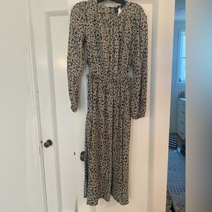 GAP Cutout Midi Dress
$118.00 
M | black & white floral